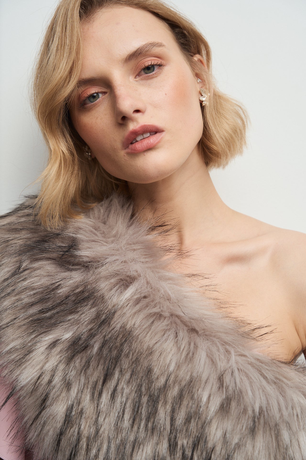 Estola Leah Gris · Icons ·