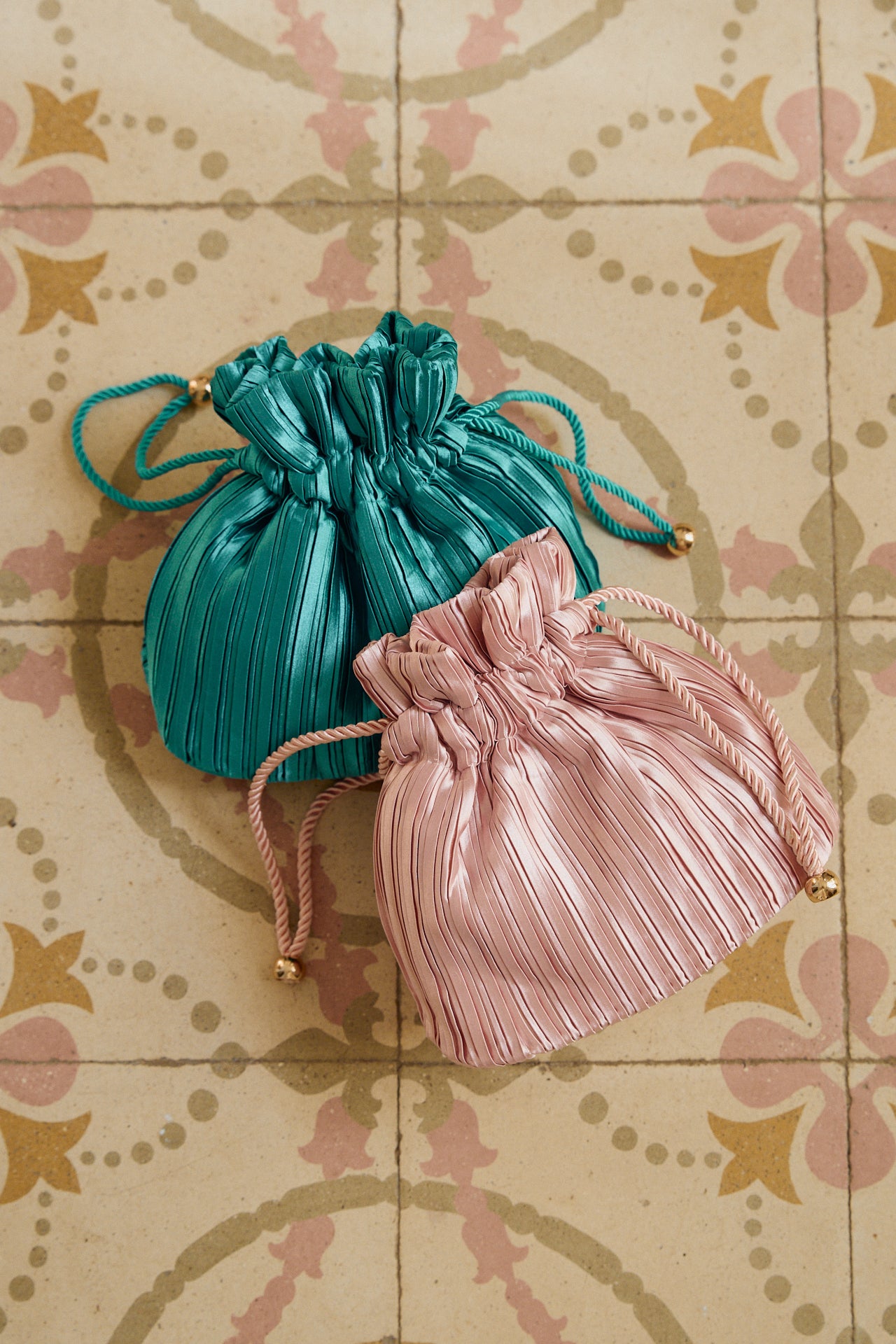 Bolso tipo bombonera realizado en tejido con textura en color rosa.