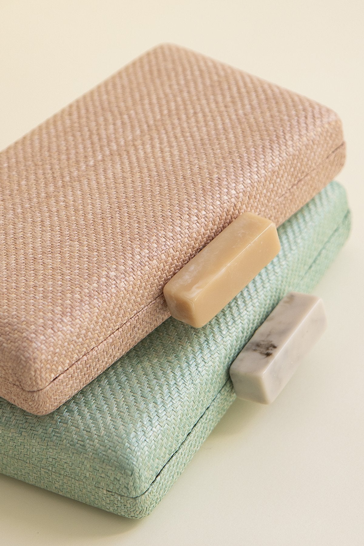 Clutch Slim Rafia Hueso Menta · Pretty in Pink · - Bruna
