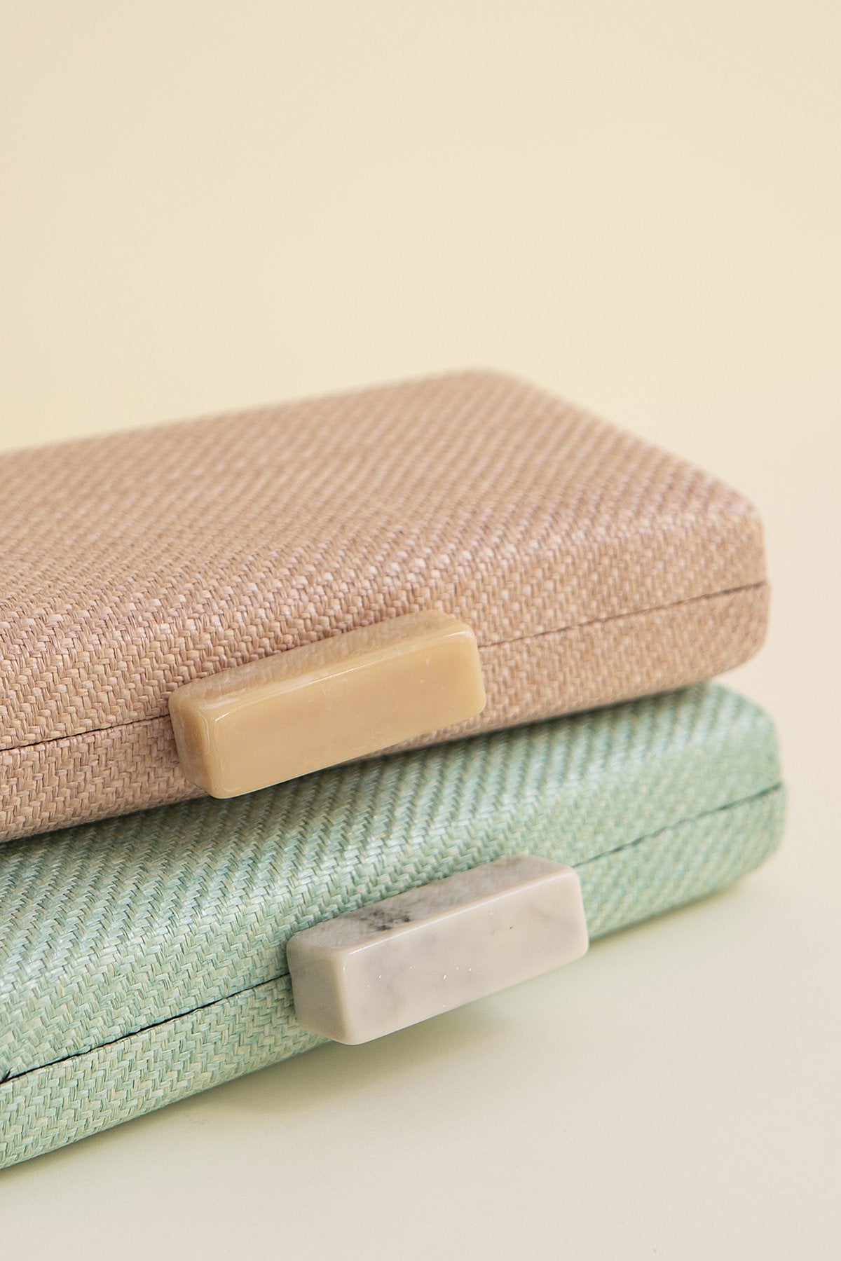 Clutch Slim Rafia Hueso Rosa · Pretty in Pink · - Bruna