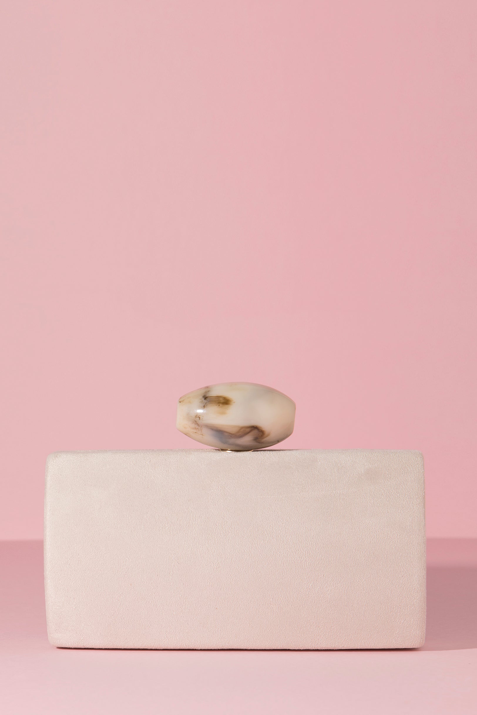 Clutch Oval Hueso Suede Beige Spring20 - brunacoleccion bruna invitadaperfecta invitadaboda invitadabruna boda guest wedding