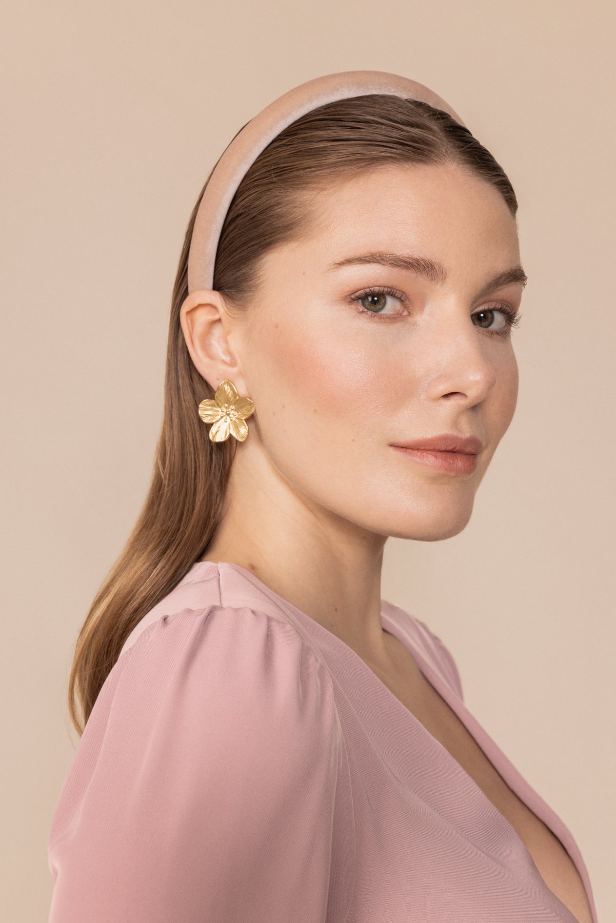 Diadema Terciopelo Rosa Empolvado · Flora · - Bruna