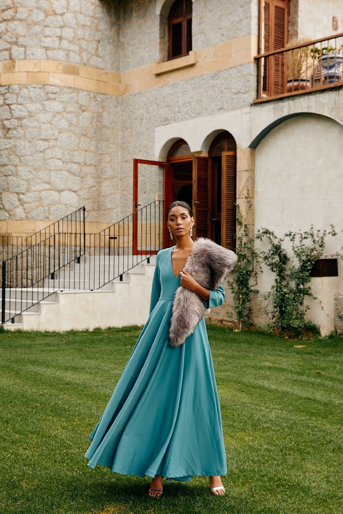 Estola Leah Gris · Alegoria · - Bruna