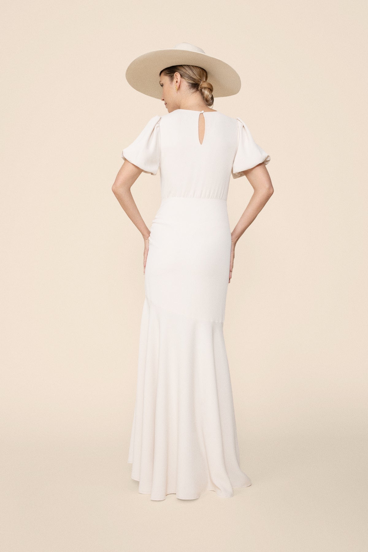 Vestido de Novia June · LOVE · - Bruna