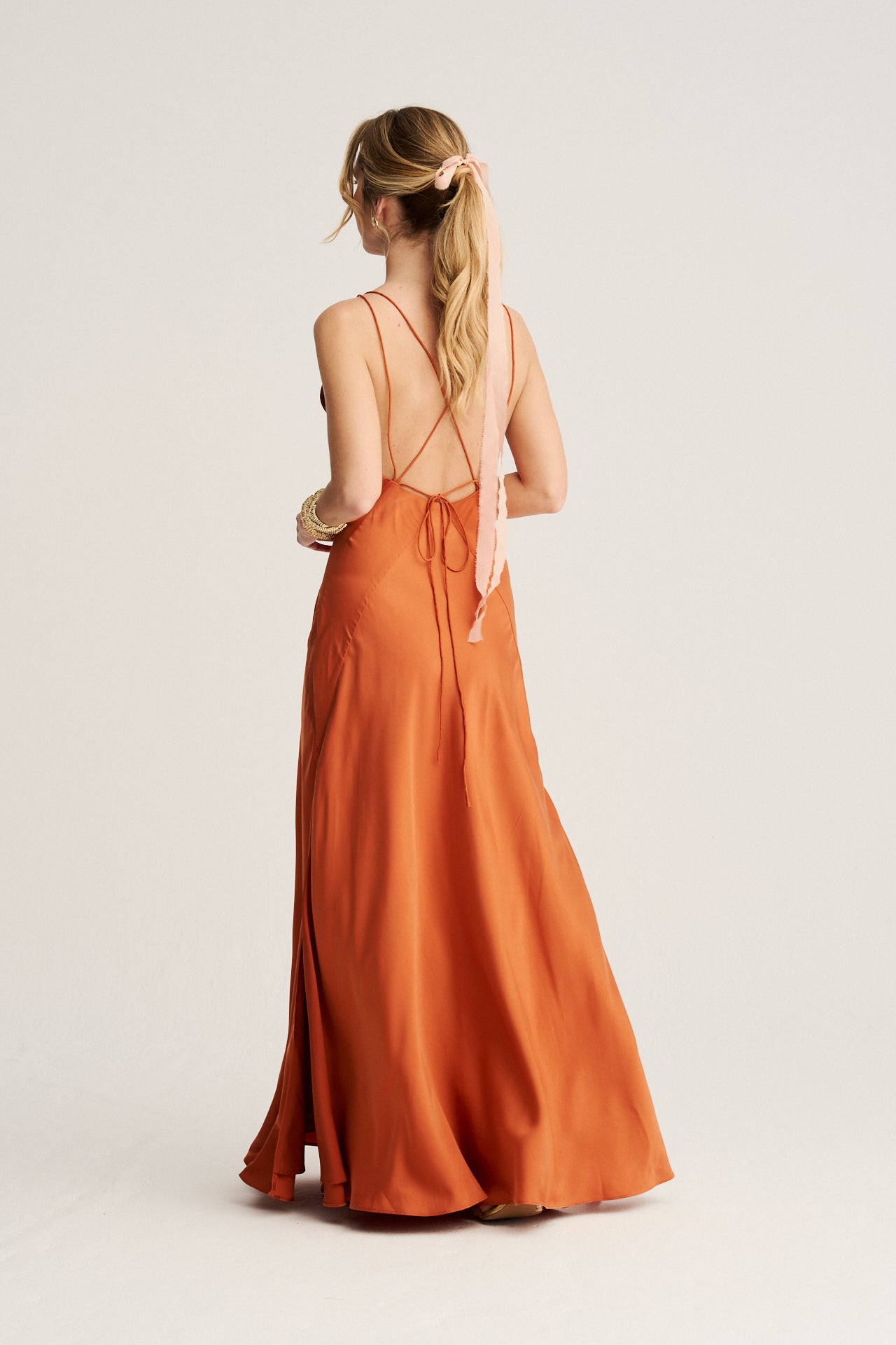 Diseño elegante y sofisticado con escote en la espalda y tirantes cruzados ajustables.
