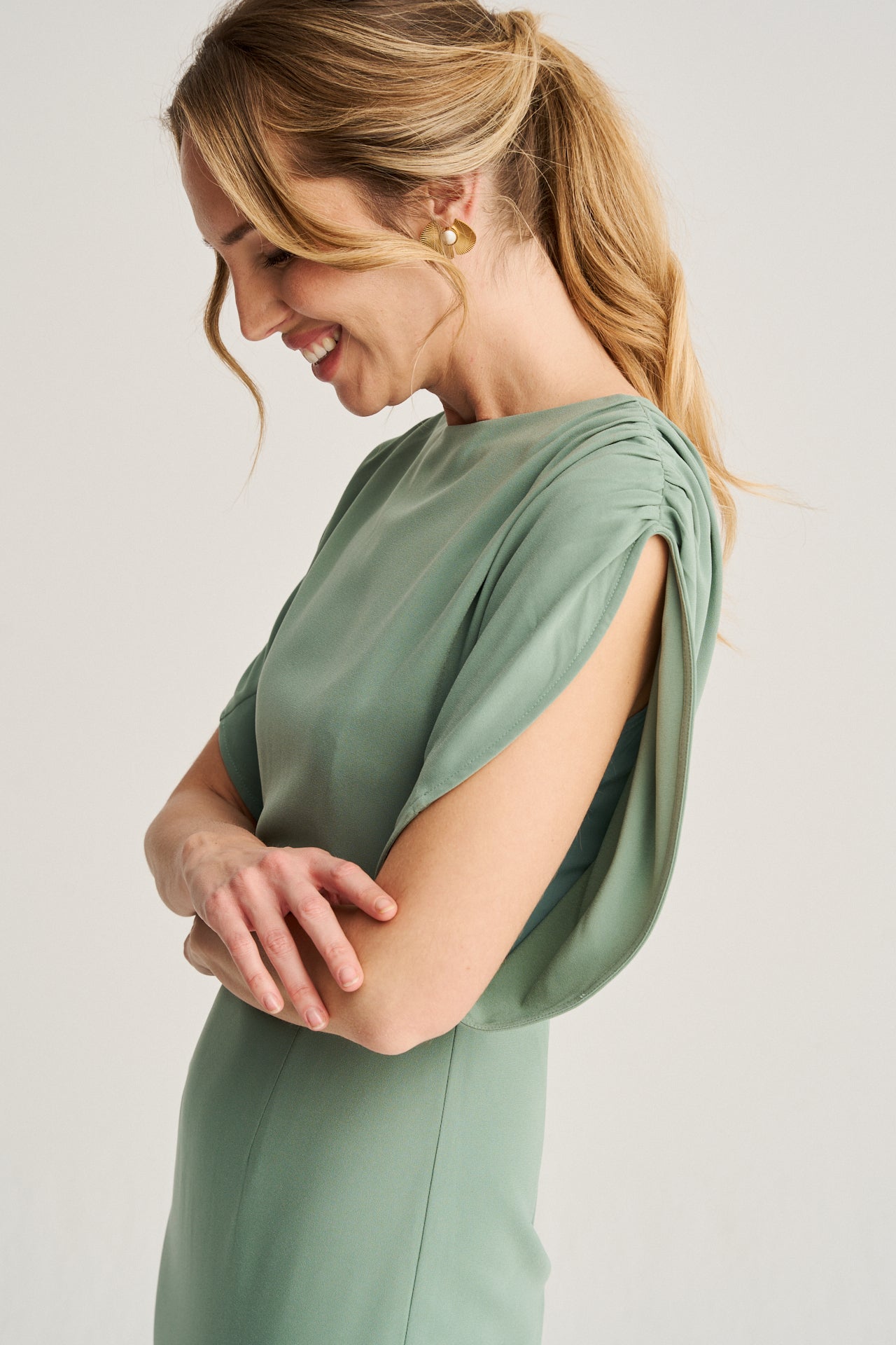 Vestido midi verde agua de crepé reciclado, combinando sostenibilidad y diseño elegante.
