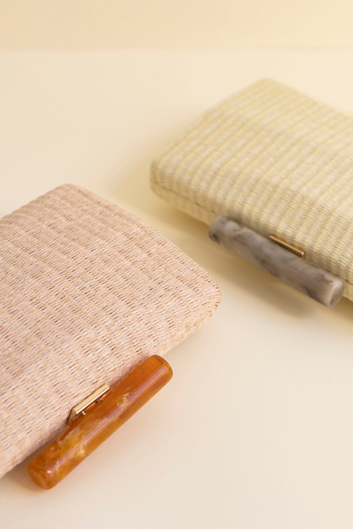 Clutch Hueso Rafia Tostado Rectangular Spring20 - brunacoleccion bruna invitadaperfecta invitadaboda invitadabruna boda guest wedding 
