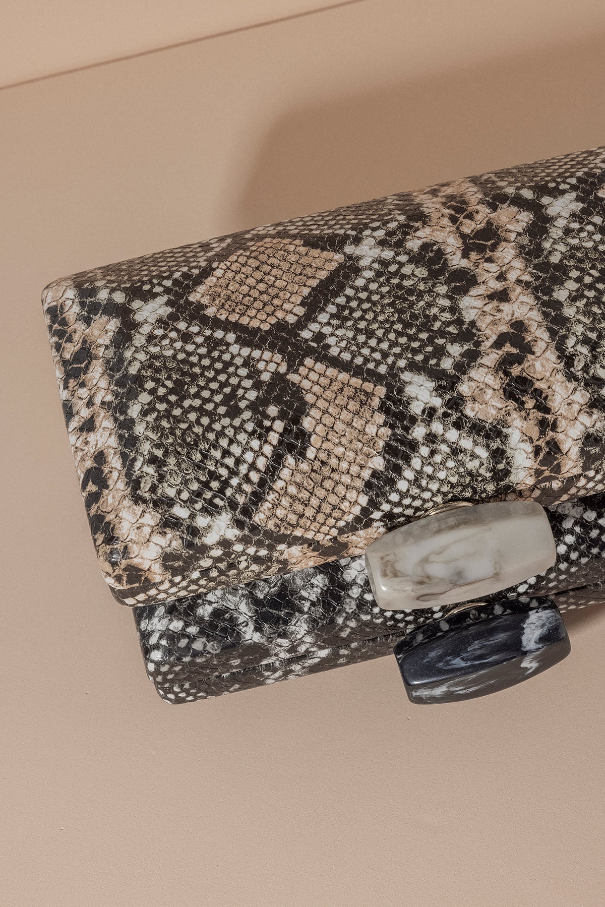 Clutch Box Lawrence Toffee · L´Avenue · - Bruna